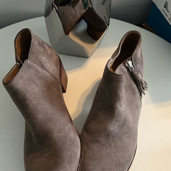 Vionic Serena gray neutral booties with tasseled zipper size 11 Leather - Picture 2 of 7